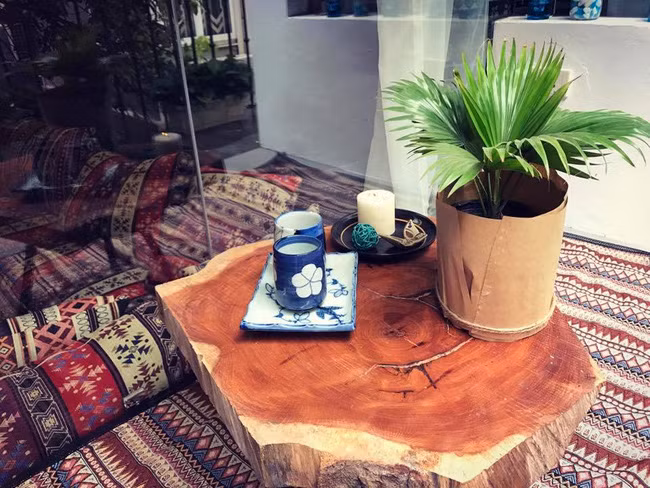 Lancan có 3 phòng ngủ, mỗi phòng ở một tầng riêng biệt và tất cả các khu nghỉ ở homestay này đều lấy những họa tiết hoa văn của phong cách Di-gan làm tông nền chủ đạo.