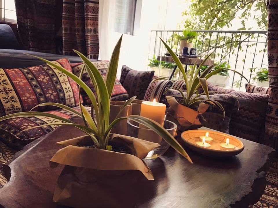 Góc bàn nhỏ nơi giữa phòng khách tại Lan Can homestay bài trí khá ấm áp kết hợp cùng với không gian xanh.