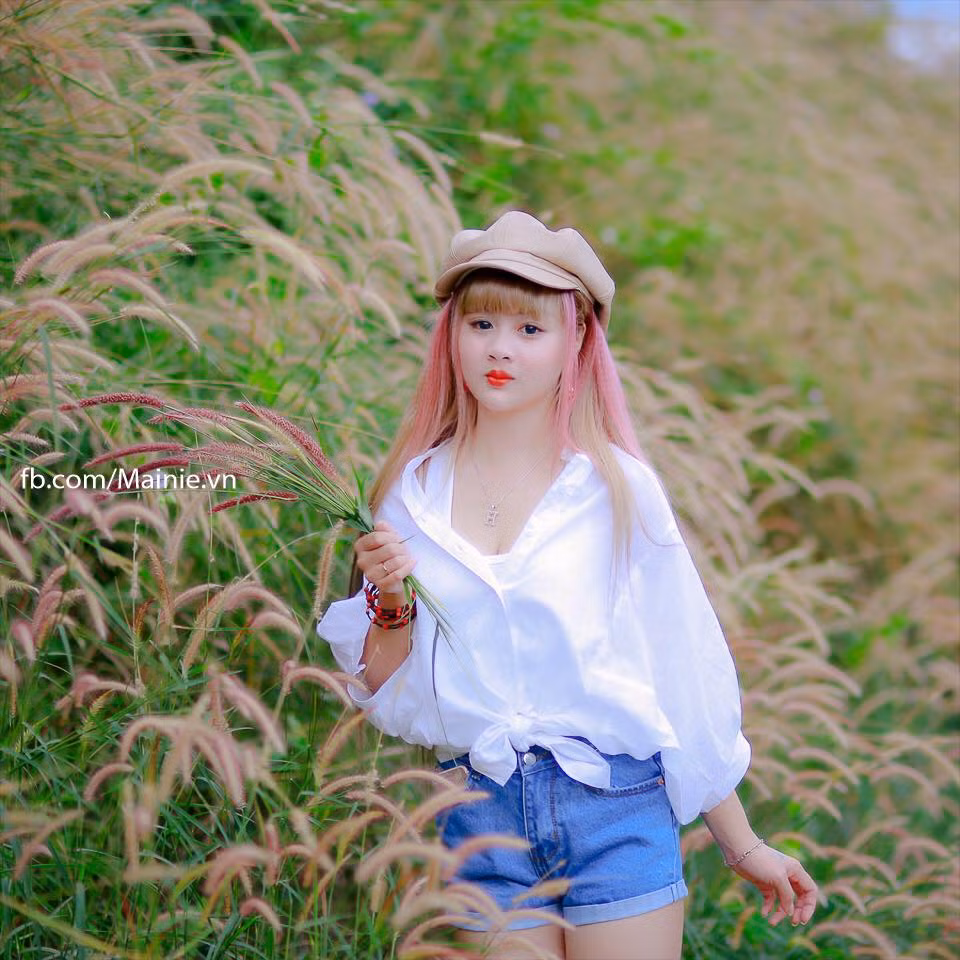 Trang Facebook cá nhân của Tuyết Mai đã sở hữu hơn 700 ngàn người theo dõi. Đây là con số không hề kém cạnh bất kì một nghệ sĩ, hotboy, hotgirl nào của Việt Nam. Cô nàng coi đó là một vinh dự và là một sự may mắn lớn đối với bản thân.