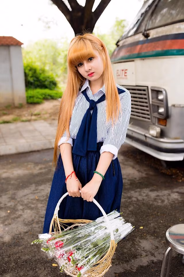 Cũng chính từ những lời mời làm người mẫu sản phẩm này, cô bạn sinh năm 1996 đã quyết định nghỉ học đại học để đi làm, một phần vì lý do cá nhân nhưng động lực lớn nhất đó là đi làm để gửi tiền về cho ba mẹ ở quê.