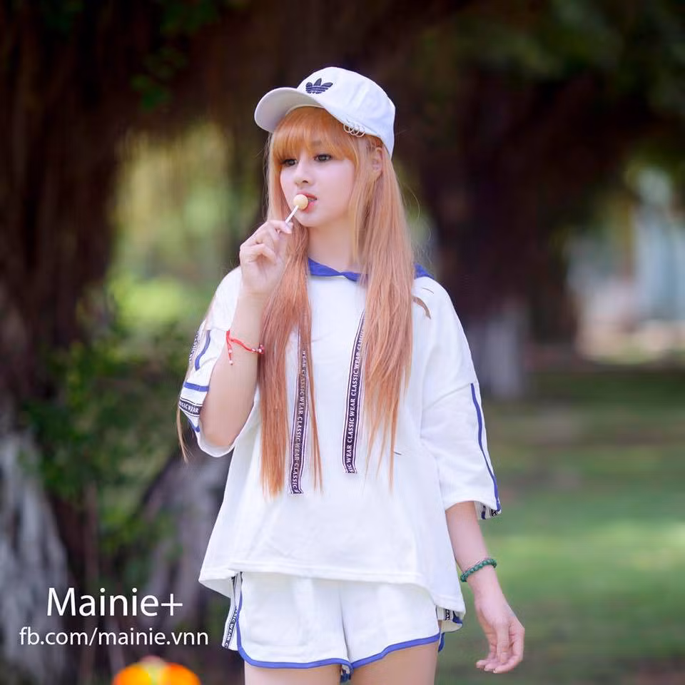 Quay trở lại với thời gian trước đây, hậu hết trong những bộ hình trước "búp bê Gia Lai" đều gây ấn tượng với phong cách búp bê hồn nhiên nhưng giờ nó được thay thế bằng sự trưởng thành và ăn nhập hơn trong cách tạo dáng.