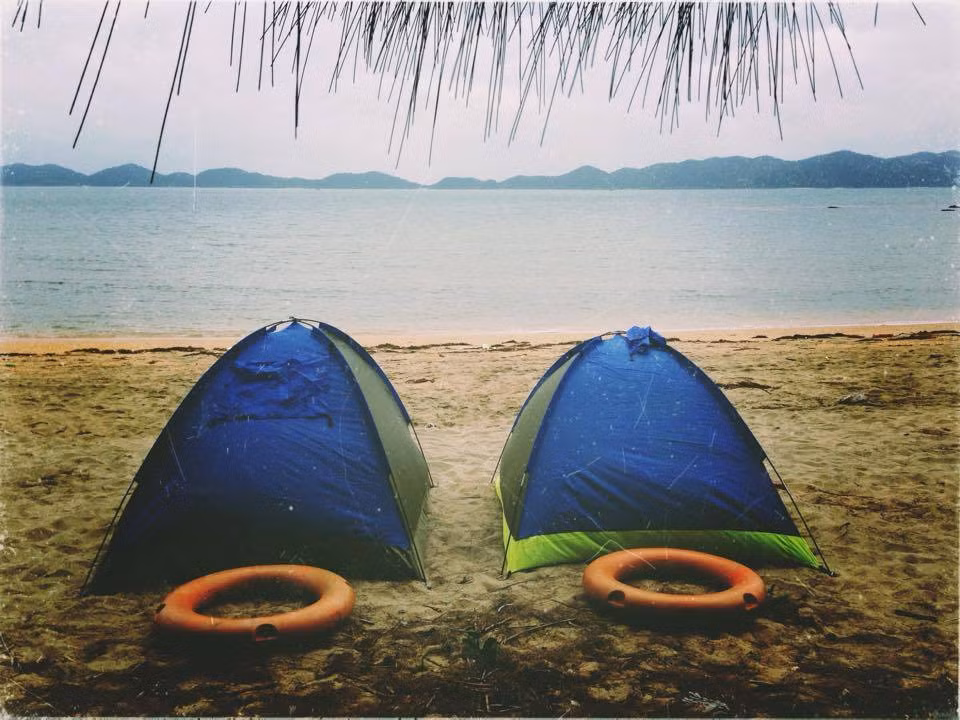 Nhưng chỉ có bãi Cái Chiên và bãi Đầu Rồng là nơi được mọi người lựa chọn nhiều nhất bởi quanh đây đã có dịch vụ homestay, thuê lều và ăn uống.