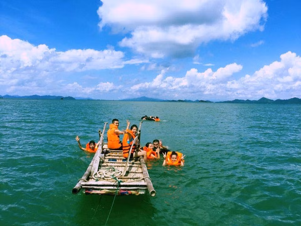 Để ra được hòn đảo xinh đẹp này, bạn phải di chuyển đến cảng Hải Hà, cách trung tâm thành phố Móng Cái khoảng 40 - 50km. Nếu đi xe máy bạn có thể gửi xe lại tại cảng sau đó đi thuyền hoặc cano hay xuồng máy là ra đến đảo Cái Chiên.