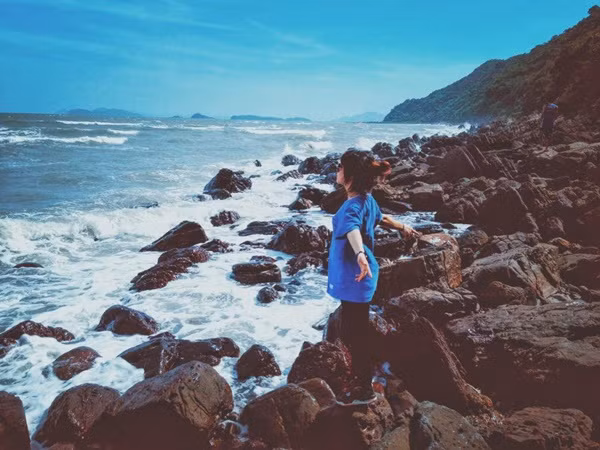  Đến du lịch Cái Chiên, bạn có thể chiêm ngưỡng bãi biển dài khoảng 2km, cát trắng mịn, nước biển trong vắt. Cảnh vật hoang sơ chính là điểm hấp dẫn của hòn đảo được cho là viên ngọc thô của du lịch miền Bắc.