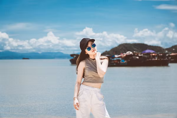 Nếu muốn trải nghiệm cảm giác du lịch bụi, bạn có thể cắm trại nghỉ đêm trên bãi biển và đây cũng là một trải nghiệm thú vị để tận hưởng trọn vẹn không khí của Cái Chiên.