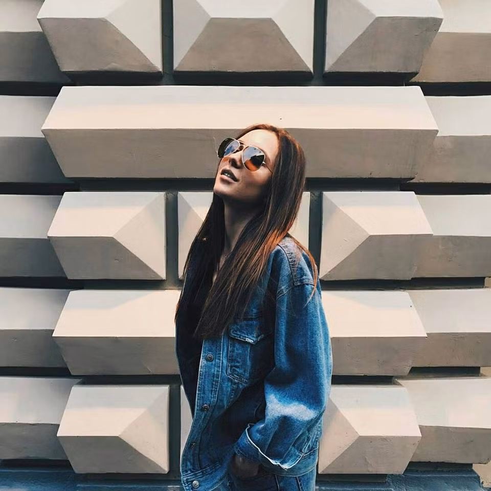 Mặc dù chơi thể thao nhưng cô nàng trọng tài trẻ người Nga lại không vai u thịt bắp. Trái lại, Ekaterina Kostjunina sở hữu vóc dáng cao ráo, mảnh khảnh, nhưng cũng không thiếu những đường cong gợi cảm.