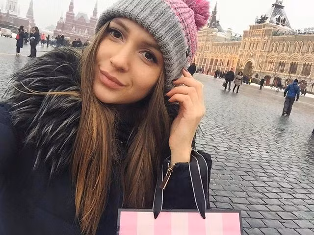 Dù có làm bất kì điệu bộ gì thì nữ trọng tài người Nga này cũng đều khiến cho người xem phải điên đảo vì nhan sắc của mình.