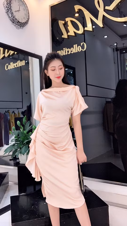 Tuy nhiên, sự thất vọng trở thành cơn "thịnh nộ" của khán giả phim Về nhà đi con khi Khánh My chỉ lướt qua đúng 2 giây và thậm chí chỉ lên sóng được mỗi cái bóng lưng. Màn "gáy sớm" hài hước của Khánh My đã khiến dân mạng được phen cười bể bụng.