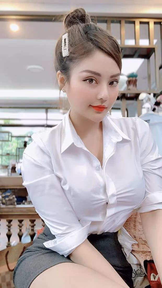 Ở tập 31, cô thư ký sexy khiến Vũ phải nói ra một câu đậm chất tổng tài là: "Ngốc, bố anh trừ thì anh tăng lương cho em, có gì đâu!" nhận được rất nhiều sự chú ý. Chỉ xuất hiện trong 2 phân cảnh nhưng cô nàng khiến dân tình nhao nhao đi tìm info.