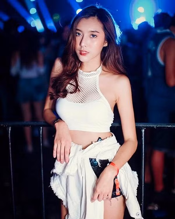 Những bức ảnh của Nalurmas Sanguanpholphairot mặc bra, đeo kính râm đi "quẩy" tại bữa tiệc countdown náo nhiệt diễn ra ở Bangkok, Thái Lan được lan truyền khắp châu Á trong đó cả cả Việt Nam với tốc độ chóng mặt.