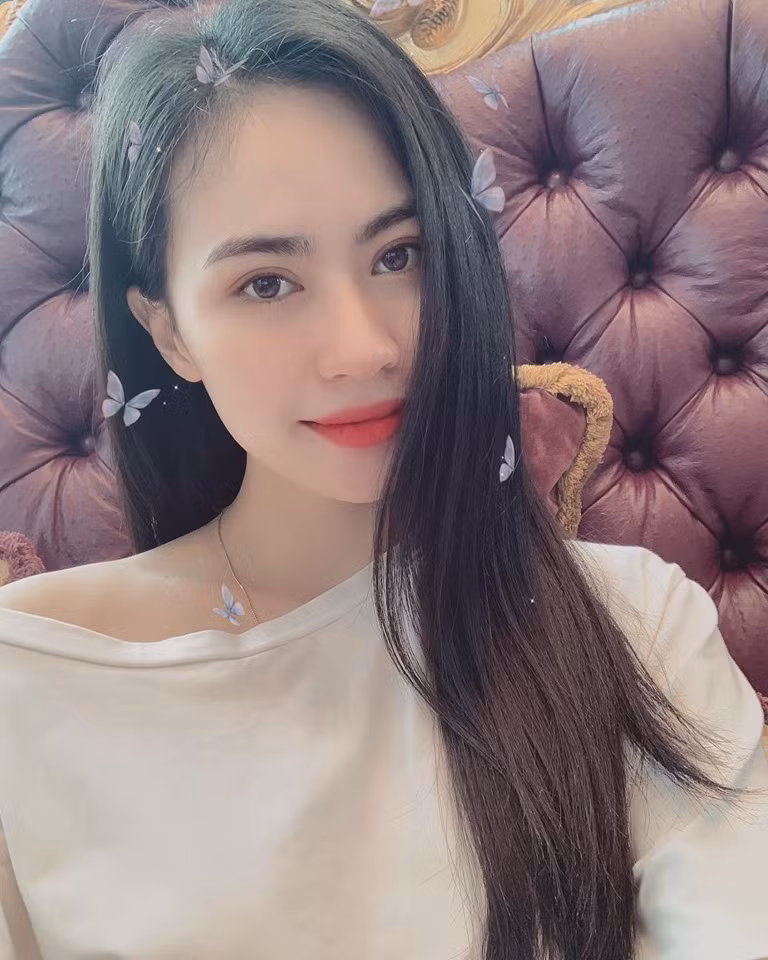 Mới đây, trên một diễn đàn MXH bức ảnh về 1 cô gái bị nghi ngờ là bạn gái mới Quang Hải liên tục được CĐM chia sẻ và thông tin cá nhân về cô nàng này cũng được tìm kiếm "gắt gao".