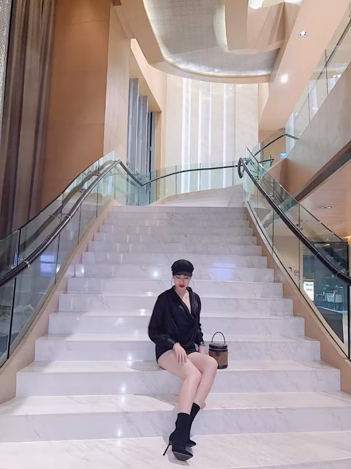 Nhiều người cũng từng bắt gặp, Thảo Mi mới check in Đà Nẵng - đây cũng là địa điểm mà sắp tới Hà Nội FC sẽ đến để đá V.league với SHB Đà Nẵng.