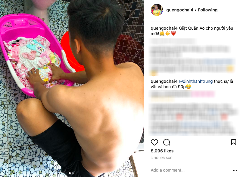 Dù trở thành cực phẩm bên cạnh lứa tuyển thủ U23 Việt Nam vừa qua nhưng fan girl sẽ phải hơi buồn một chút bởi Quế Ngọc Hải là "chậu đã có hoa" và còn chuẩn bị lên chức bố nữa.