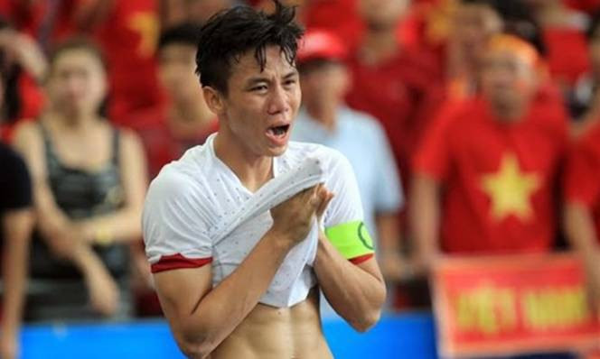 Mạnh mẽ, dũng mãnh trên sân bóng cỡ nào thì về nhà vẫn phải è cổ ra giặt đồ cho con cưng là điều mà rất nhiều ông bố tham gia nghiệp quần đùi, áo số đã phải làm chứ chẳng riêng gì Quế Ngọc Hải.