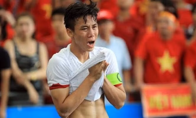 Mạnh mẽ, dũng mãnh trên sân bóng cỡ nào thì về nhà vẫn phải è cổ ra giặt đồ cho con cưng là điều mà rất nhiều ông bố tham gia nghiệp quần đùi, áo số đã phải làm chứ chẳng riêng gì Quế Ngọc Hải.