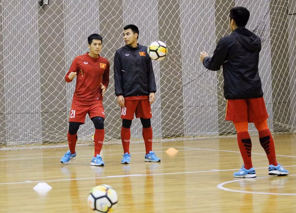 Việc tập trong nhà sẽ dễ dẫn đến chấn thương không đáng có cho các cầu thủ.
