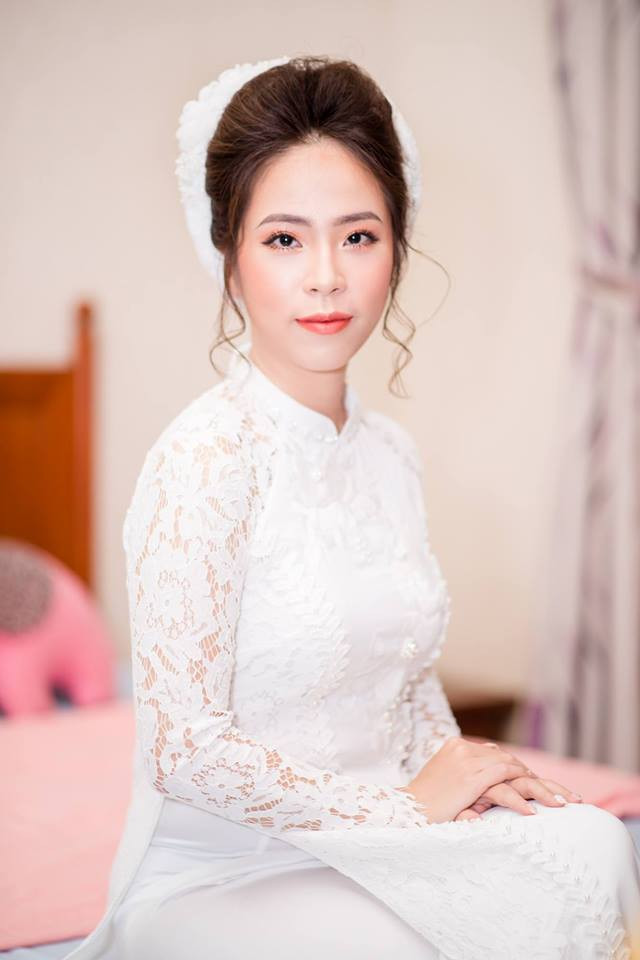 Chia sẻ về ngắn gọn về chuyện tình yêu của mình, nam MC "Chúng tôi là chiến sĩ" cho biết: "Mỗi câu chuyện có nhiều hơn một cách kể, mà đôi khi chẳng biết đâu mới là sự thật! Chẳng hạn với tôi, lần đầu tiên gặp "nàng" là qua công việc. Còn với "nàng" thì đó là một lần "rớt" tim khi trông thấy tôi trải bước qua ngã tư Tràng Thi - Quang Trung".