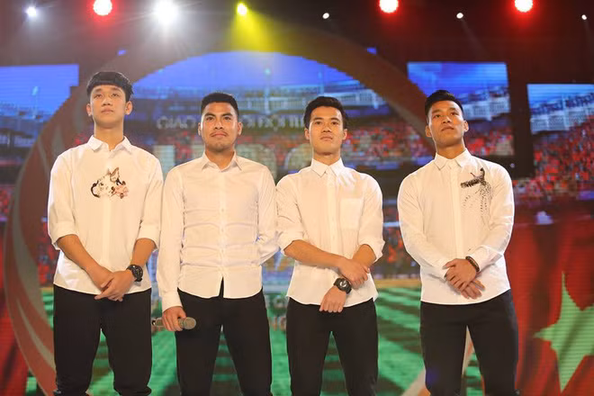 Hội "thanh niên nghiêm túc" với những gương mặt không cảm xúc gồm Trọng Đại, Đức Huy, Văn Toàn và Văn Thanh.