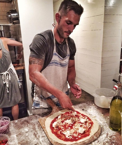 Không chỉ thưởng thức, Phil còn tìm cách học hỏi cách làm pizza ở mỗi nơi mình đi qua.