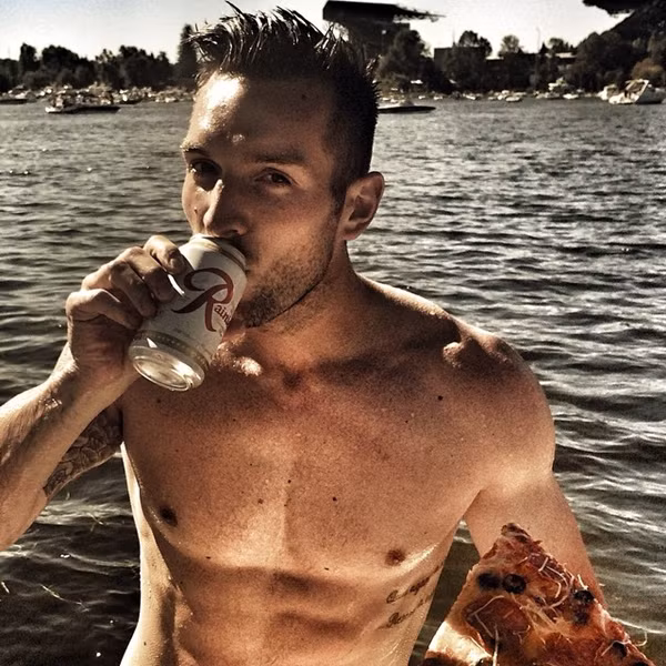 Thưởng thức bia và pizza trên biển là trải nghiệm yêu thích của Phil.