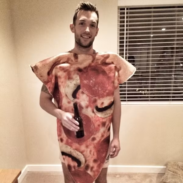 Phil sẵn sàng thể hiện đam mê của mình bằng bộ quần áo theo hình thù của một chiếc pizza.