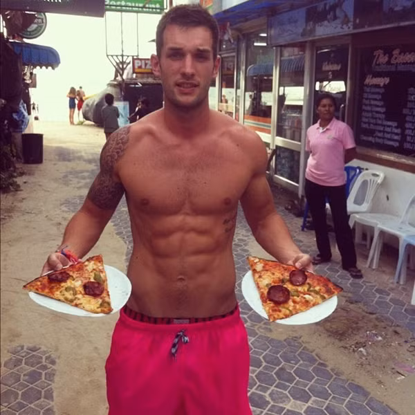 Dù liên tục ăn pizza thế nhưng Phil Duncan không bị tăng cân. Trái lại, anh chàng 8X này vẫn giữ được ngoại hình 6 múi khiến vạn người mê.