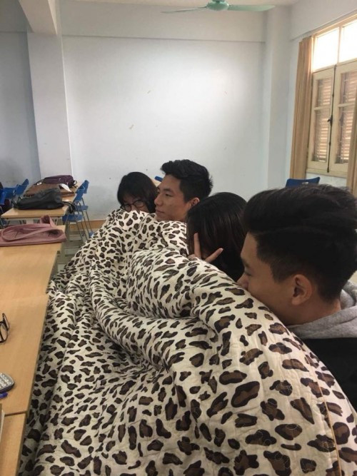 Đáp trả ý kiến chỉ trích đến từ dân mạng, các bạn sinh viên thì cho rằng: "Hành trang đi học bình thường chỉ có bút thước, tập vở, nay còn có thêm những chiếc chăn to sụ, dày dặn như một phương pháp "tự cứu lấy mình".