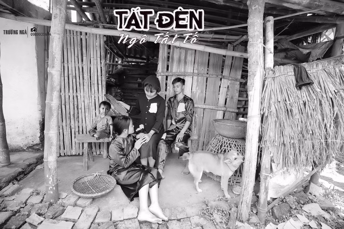 Theo đó, để có bộ ảnh kỷ yếu ấn tượng, các bạn học sinh của lớp 12A6 trường THPT Lê Hoàn đã quyết định hóa thân thành các nhân vật lịch sử và các nhân vật trong tác phẩm văn học như: Lượm, Vợ chồng A Phủ, Mảnh trăng cuối rừng, Lão Hạc.