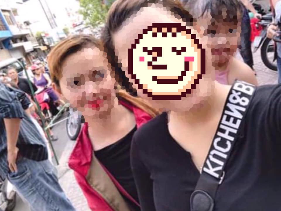 Cụ thể, khi tới đám tang Nghệ sĩ Anh Vũ, N.T cùng nhóm bạn của mình đã thoải mái heck-in, vui vẻ chụp ảnh; thậm chí còn "bắn tim" ngay trước tờ cáo phó của nam diễn viên này khiến nhiều người vô cùng bức xúc, và bày tỏ phẫn nộ.