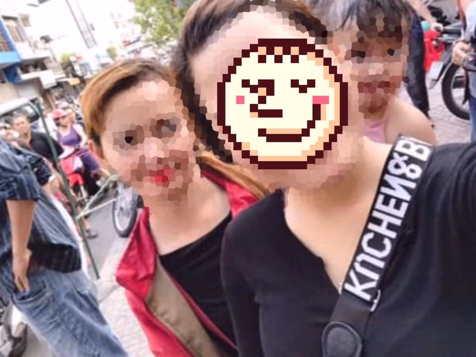 Cụ thể, khi tới đám tang Nghệ sĩ Anh Vũ, N.T cùng nhóm bạn của mình đã thoải mái heck-in, vui vẻ chụp ảnh; thậm chí còn "bắn tim" ngay trước tờ cáo phó của nam diễn viên này khiến nhiều người vô cùng bức xúc, và bày tỏ phẫn nộ.