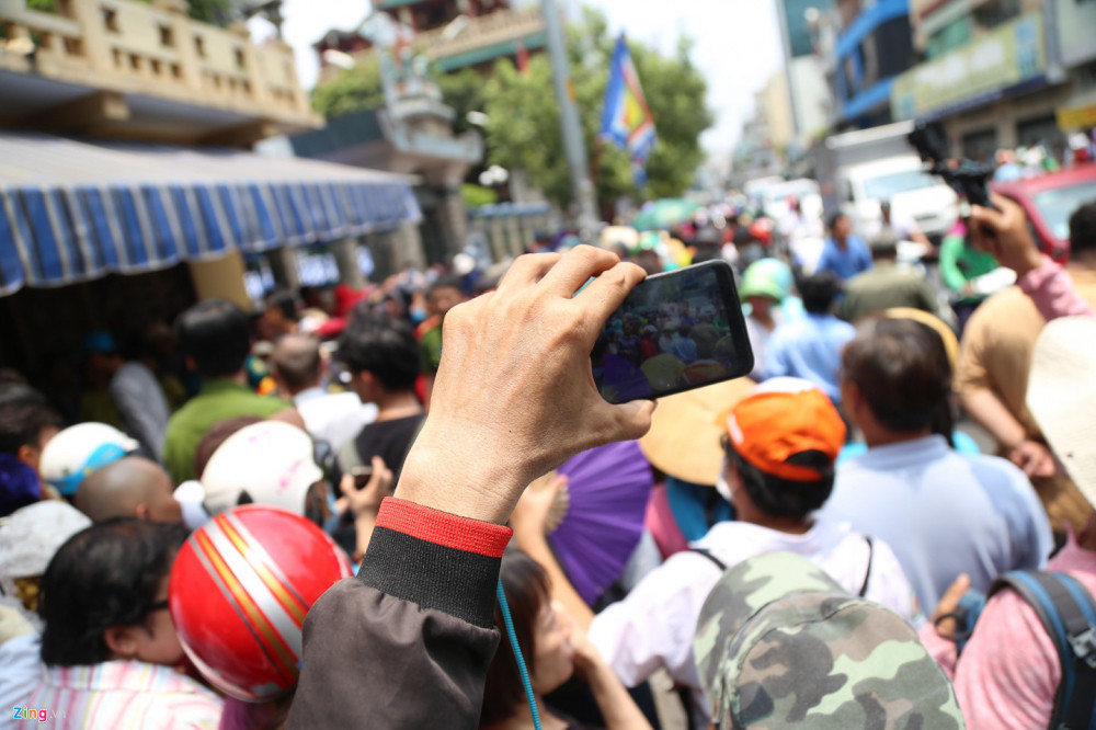 Thậm chí, yheo chia sẻ của một số người, lợi dụng đám đông hỗn loạn, nhiều người đã bị móc túi gây tình trạng hỗn loạn ở khu vực diễn ra lễ tang.