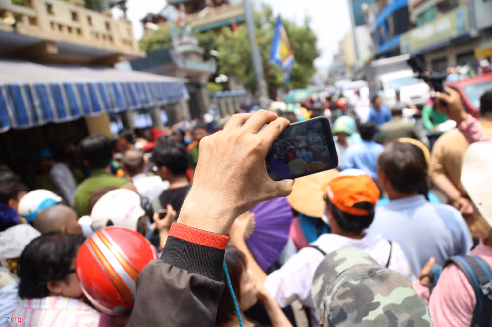 Thậm chí, yheo chia sẻ của một số người, lợi dụng đám đông hỗn loạn, nhiều người đã bị móc túi gây tình trạng hỗn loạn ở khu vực diễn ra lễ tang.