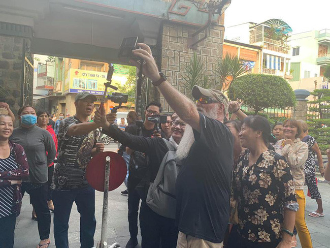 Mặc dù tài khoản N.T. đã xóa bài viết tuy nhiên một số người đã nhanh chóng chụp lại và chia sẻ vào các hội nhóm để phê phán hành động xấu xí này.