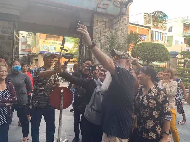 Mặc dù tài khoản N.T. đã xóa bài viết tuy nhiên một số người đã nhanh chóng chụp lại và chia sẻ vào các hội nhóm để phê phán hành động xấu xí này.