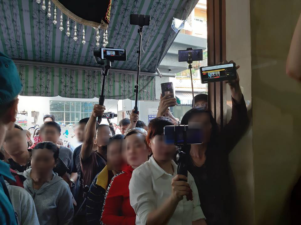 Dàn nghệ sĩ hài Don Nguyễn, Nguyễn Tiến Luật, vợ Huỳnh Đông,... cũng thể hiện sự bất lực và thất vọng vì sự thiếu ý thức của đám đông có mặt tại đám tang diễn viên Anh Vũ. Các nghệ sĩ đến chia buồn cùng gia đình Anh Vũ cũng thể hiện sự khó chịu, chán nản trên gương mặt trước sự làm phiền của đám đông này.