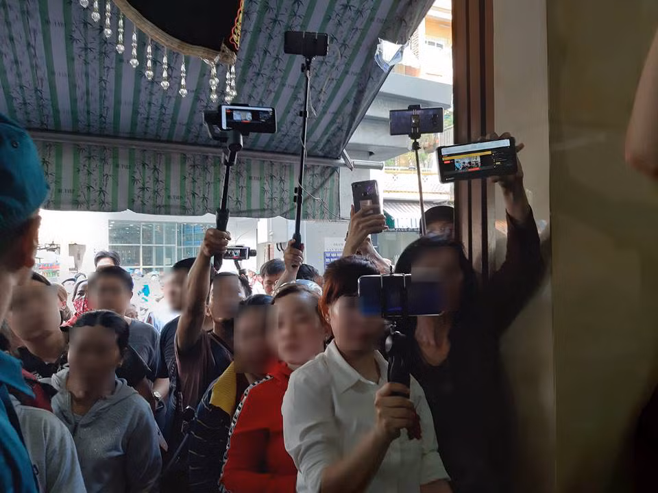 Dàn nghệ sĩ hài Don Nguyễn, Nguyễn Tiến Luật, vợ Huỳnh Đông,... cũng thể hiện sự bất lực và thất vọng vì sự thiếu ý thức của đám đông có mặt tại đám tang diễn viên Anh Vũ. Các nghệ sĩ đến chia buồn cùng gia đình Anh Vũ cũng thể hiện sự khó chịu, chán nản trên gương mặt trước sự làm phiền của đám đông này.