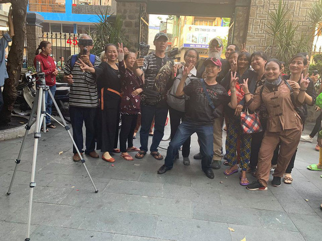 Bên cạnh trường hợp của N.T, các phóng viên có mặt tại đám tang diễn viên hài Anh Vũ cũng ghi nhận những Youtuber vây kín để livestream trên youtube khiến nhiều người phẫn nộ.