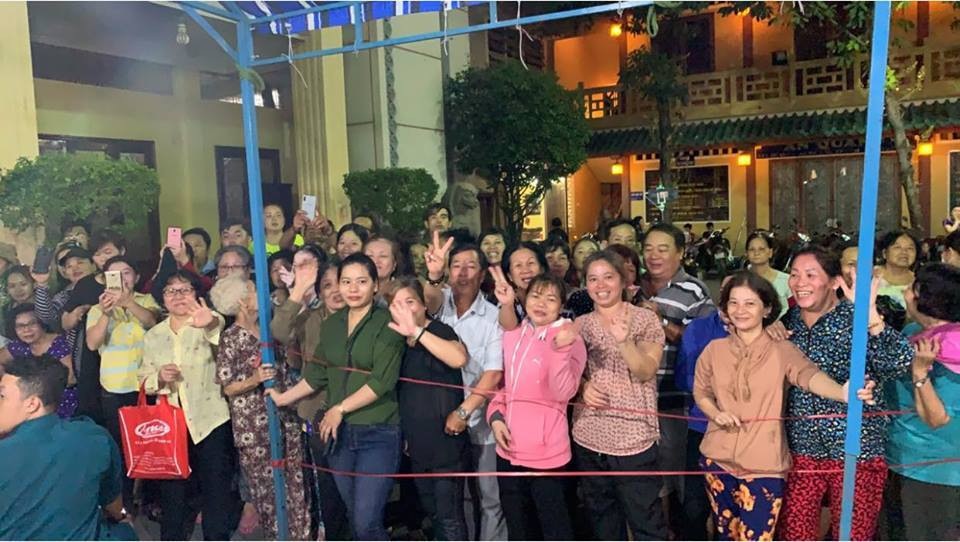 Sự hoạt động năng nổ, vô tổ chức, ồn ào của nhóm Youtuber câu likes này khiến các phóng viên tham gia tác nghiệp phải hoàn toàn bất lực. Còn dân mạng khi xem những hình ảnh này cảm thấy khó chịu vì mục đích đến đám tang của họ là chỉ gặp người nổi tiếng để chụp ảnh mà bỏ quên người quá cố đang nằm trong quan tài.