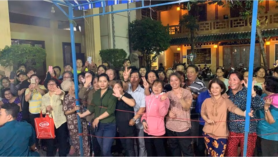 Sự hoạt động năng nổ, vô tổ chức, ồn ào của nhóm Youtuber câu likes này khiến các phóng viên tham gia tác nghiệp phải hoàn toàn bất lực. Còn dân mạng khi xem những hình ảnh này cảm thấy khó chịu vì mục đích đến đám tang của họ là chỉ gặp người nổi tiếng để chụp ảnh mà bỏ quên người quá cố đang nằm trong quan tài.