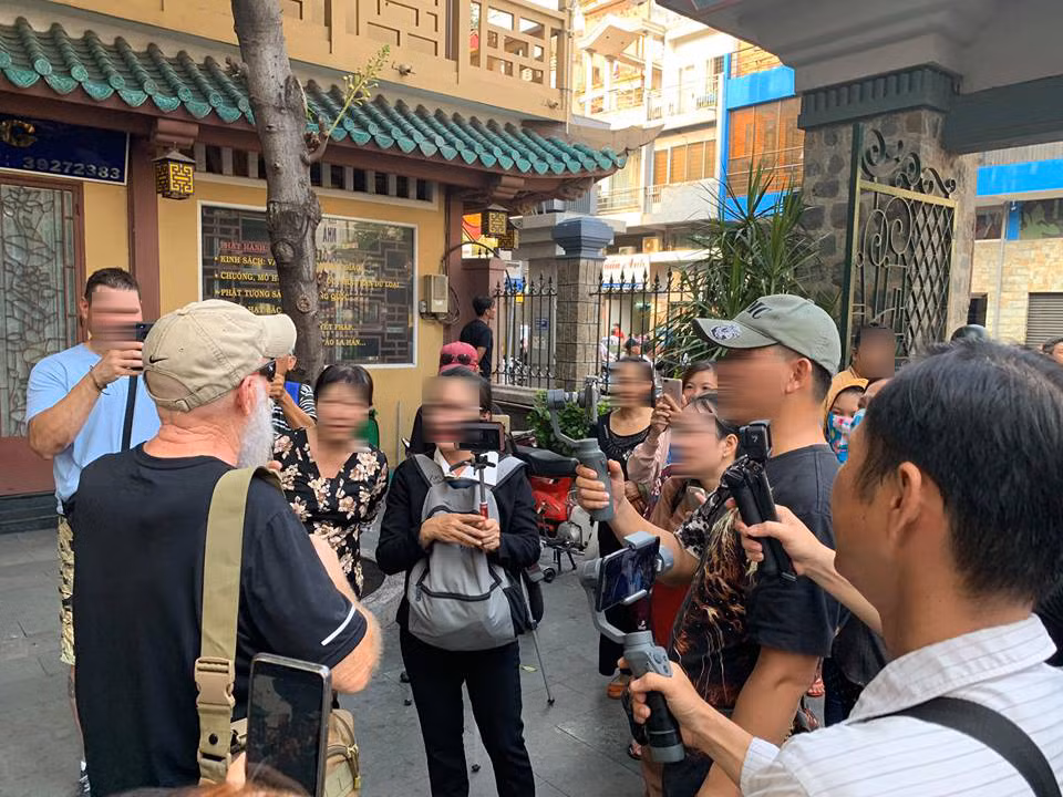 Nhiều nghệ sĩ đã lên tiếng thể hiện quan điểm cá nhân về khung cảnh náo loạn này trên trang cá nhân. Pha Lê đã không thể giấu được nước mắt khi nhìn hình ảnh đám tang của đồng nghiệp mình: “"rưa nay lúc tới thăm anh đã thấy cảnh này, đã rớt nước mắt nói với diễn viên Minh Nga. Tại sao đám tang lại trở thành như thế này... Buồn lắm là buồn…"