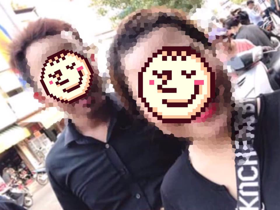 Không dừng lại ở đó, cô gái này còn vô tư đăng ảnh selfie tươi cười của mình lên facebook cá nhân kèm theo dòng chia sẻ, "Thăm viếng nghệ sĩ Anh Vũ!!"