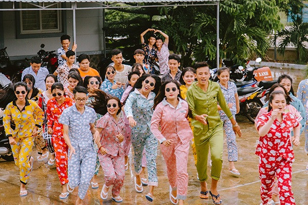 Những bộ đồ ngủ đủ màu đã tạo nên chất riêng cho bộ ảnh kỷ yếu của các bạn trẻ THPT An Minh (Kiên Giang).