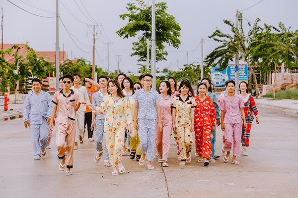 Cùng nhau tản bộ trong khuôn viên trường với bộ đồ ngủ đầy màu sắc và thừa sự dễ thương.