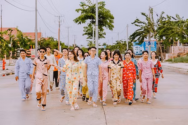 Cùng nhau tản bộ trong khuôn viên trường với bộ đồ ngủ đầy màu sắc và thừa sự dễ thương.