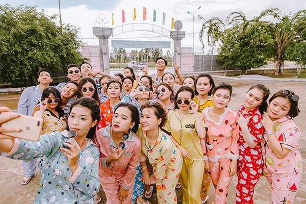 Nhìn bộ ảnh dễ thương này mới biết, ai bảo kỷ yếu là phải cầu kì? Chỉ cần đơn giản, tự nhiên, các thành viên cùng tái hiện những giây phút vui vẻ bên nhau hóa ra lại trở thành những bức ảnh đẹp nhất.