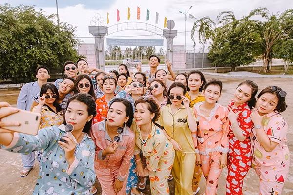 Nhìn bộ ảnh dễ thương này mới biết, ai bảo kỷ yếu là phải cầu kì? Chỉ cần đơn giản, tự nhiên, các thành viên cùng tái hiện những giây phút vui vẻ bên nhau hóa ra lại trở thành những bức ảnh đẹp nhất.