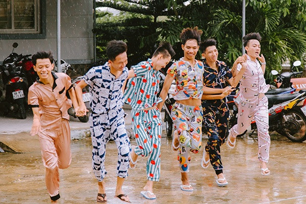 Không đầu tư quá hoành tráng vào phông nền hay trang phục, cũng không lên concept chụp cụ thể nào, chỉ mang trên mình bộ quần áo ngủ cực cute và dễ thương, các bạn học sinh trường THPT An Minh (Kiên Giang) đã khiến cư dân mạng phải phì cười thích thú với bộ ảnh kỷ yếu mang tên "tắc kè hoa" của mình.