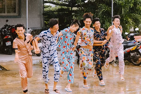 Không đầu tư quá hoành tráng vào phông nền hay trang phục, cũng không lên concept chụp cụ thể nào, chỉ mang trên mình bộ quần áo ngủ cực cute và dễ thương, các bạn học sinh trường THPT An Minh (Kiên Giang) đã khiến cư dân mạng phải phì cười thích thú với bộ ảnh kỷ yếu mang tên "tắc kè hoa" của mình.