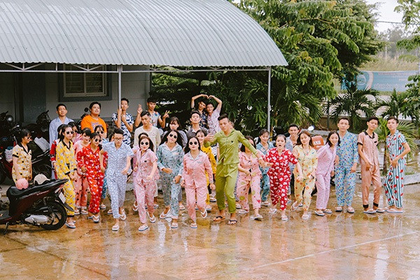 Không cầu kì tạo dáng, không cầu kì chuẩn bị trang phục, các bạn trẻ tự tin khoe sự "lầy lội" của mình.