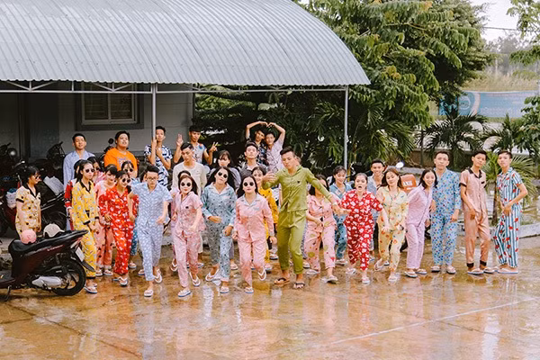 Không cầu kì tạo dáng, không cầu kì chuẩn bị trang phục, các bạn trẻ tự tin khoe sự "lầy lội" của mình.